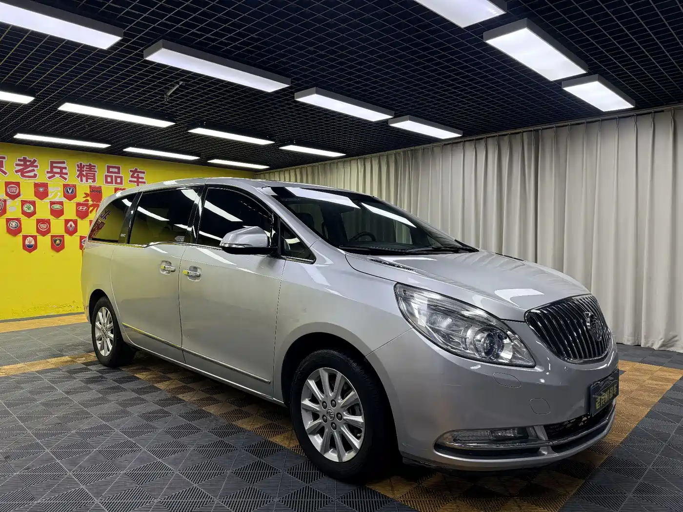 Buick GL8 2011 3.0L GT Luxury Business Elegance Edition фото 3