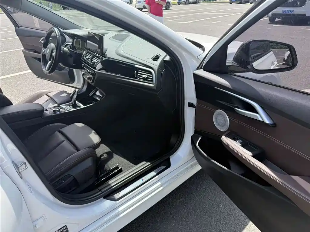 BMW 1 Series 2022 120i M Sport Shadow Edition фото 10