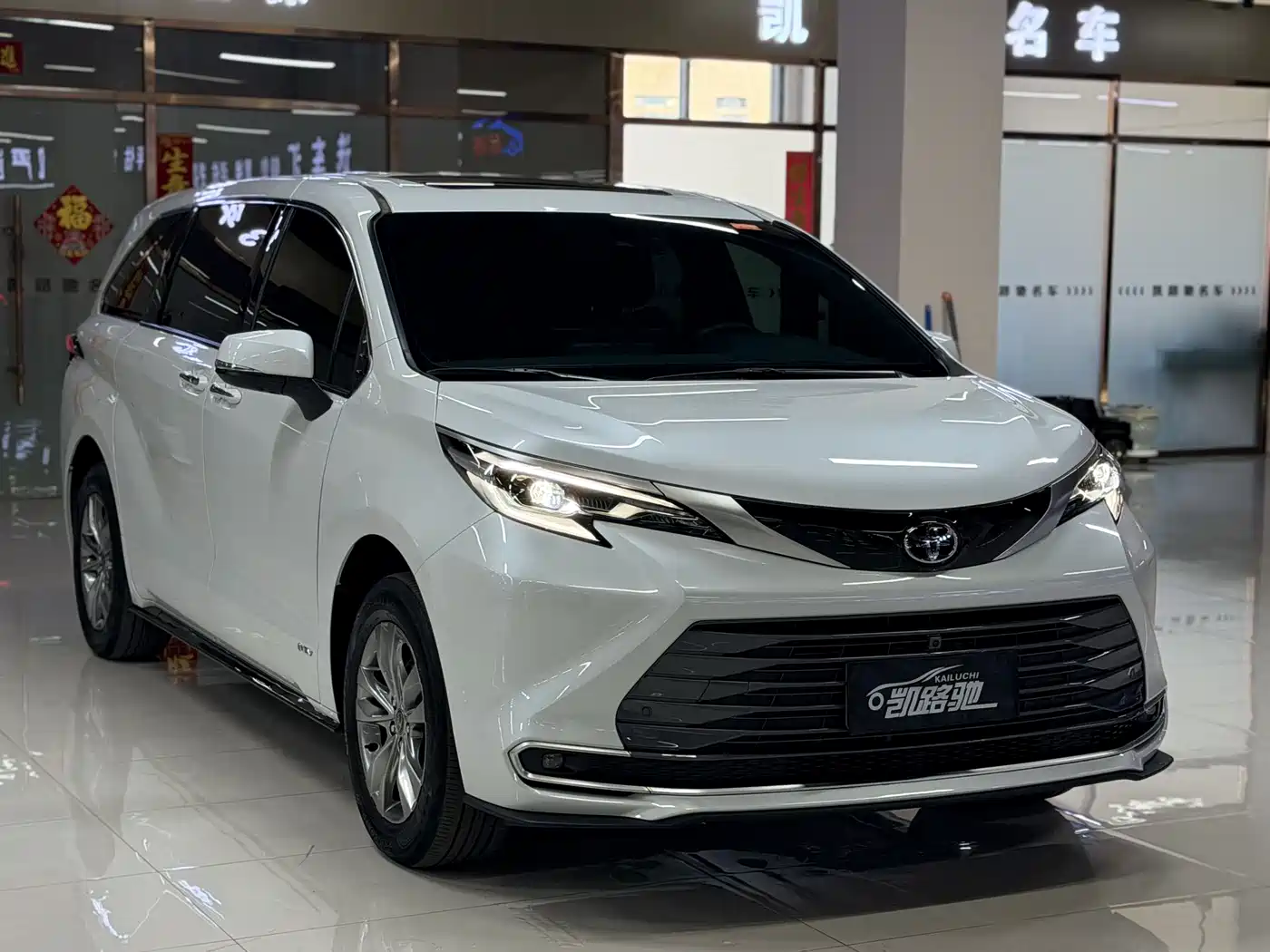 Toyota Sienna 2024 2.5L Hybrid 4WD Premium Edition фото 3