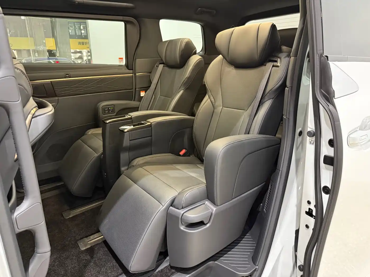 Toyota Alphard 2025 Hybrid 2.5L Ultimate Gold Edition фото 6