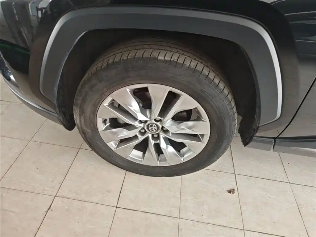 Toyota Wildlander 2023 2.0L CVT FWD LE фото 23