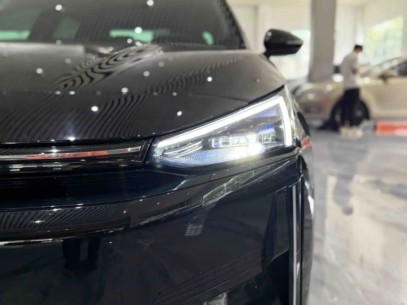Geely Galaxy Galaxy L6 2025 EM-i 60km Voyage Edition фото 12