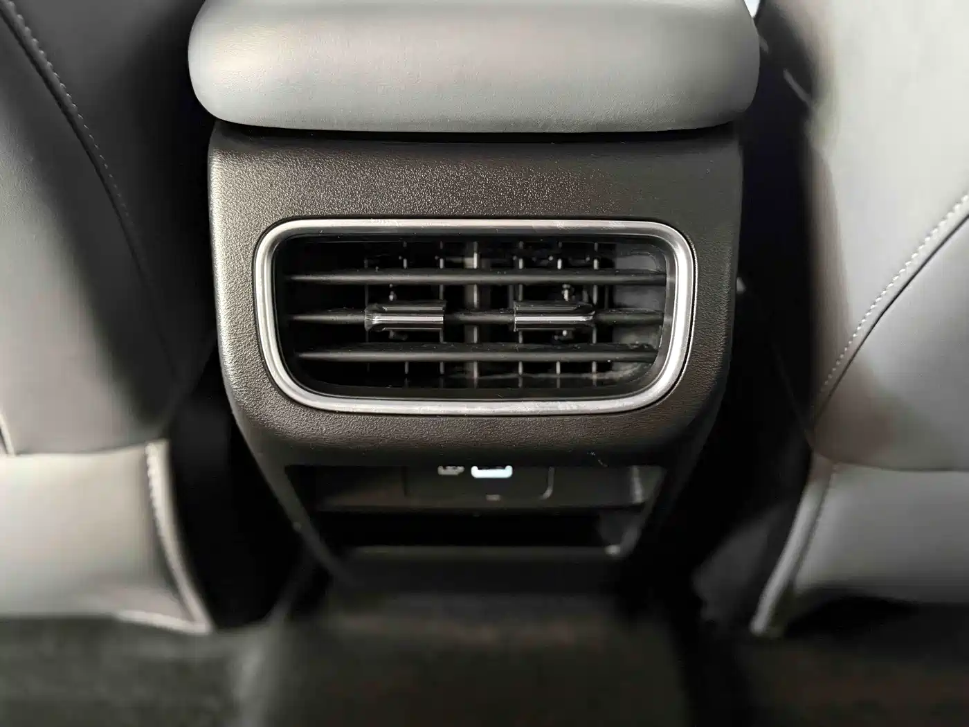 Geely Galaxy Galaxy L6 2025 EM-i 60km Voyage Edition фото 17