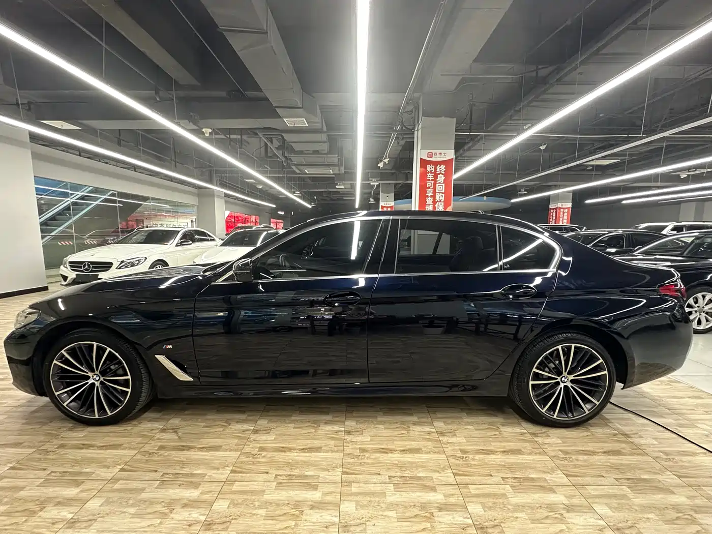 BMW 5 Series 2023 530Li Leading M Sport Package фото 3
