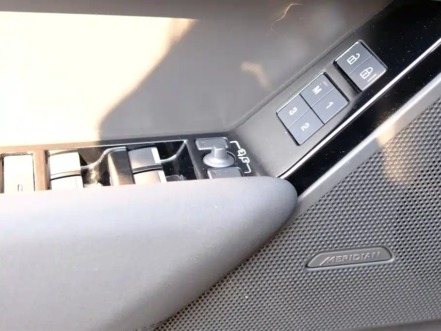 Land Rover Range Rover Velar 2025 Dynamic SE фото 20