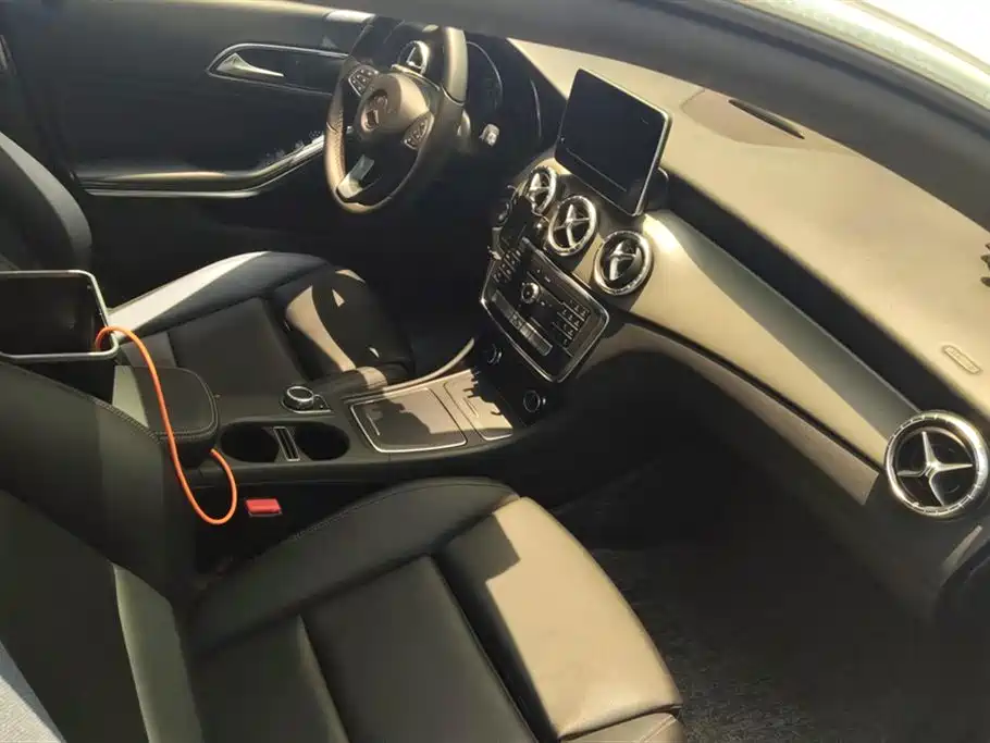 Mercedes-Benz CLA (Import) 2016 Facelift CLA 200 Style фото 8