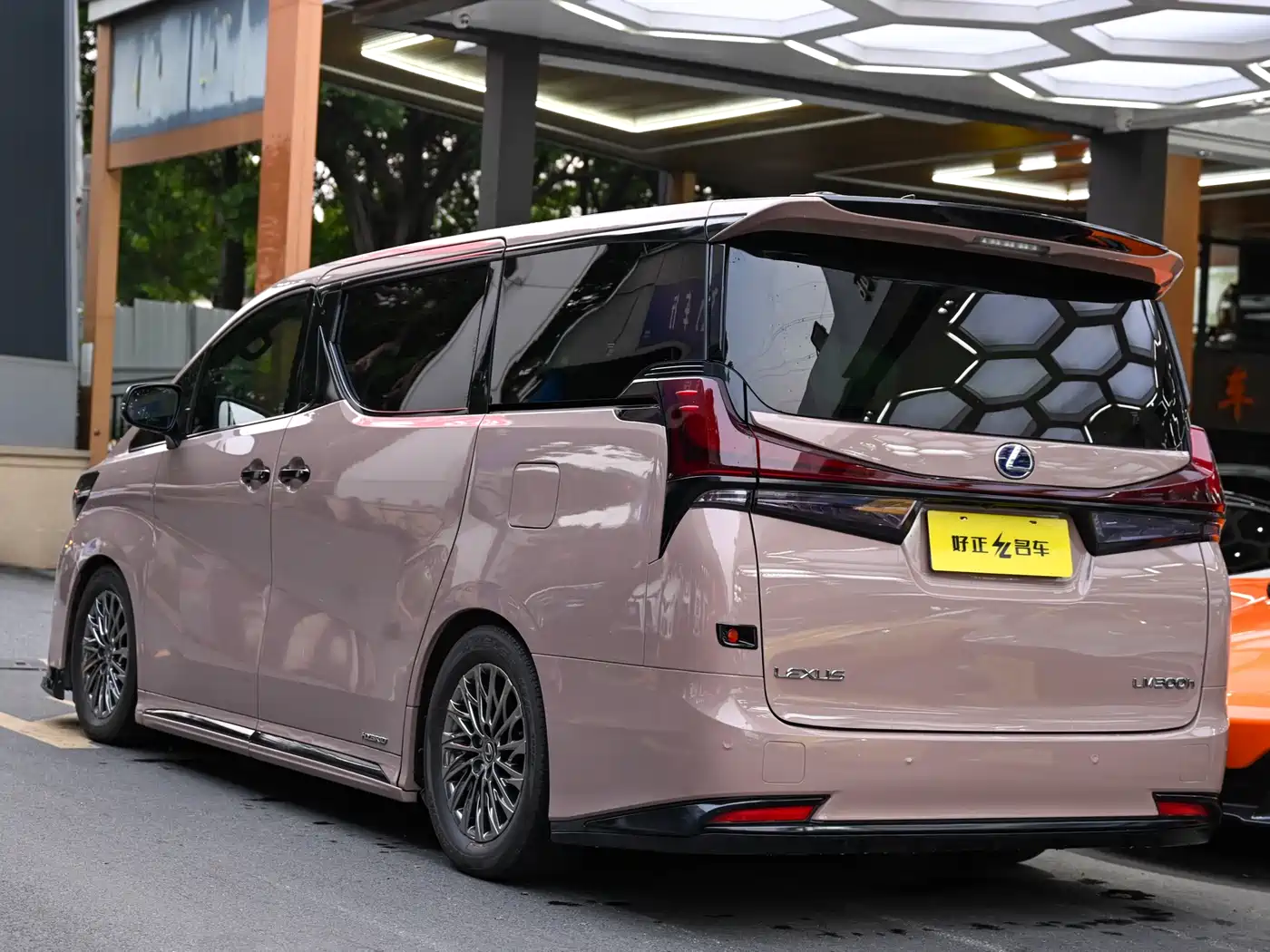 Lexus LM 2020 300h 4-Seat Imperial Edition фото 3