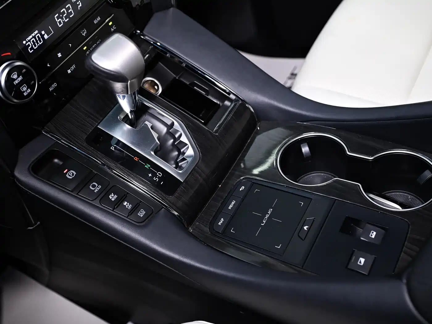 Lexus LM 2020 300h 4-Seat Imperial Edition фото 12