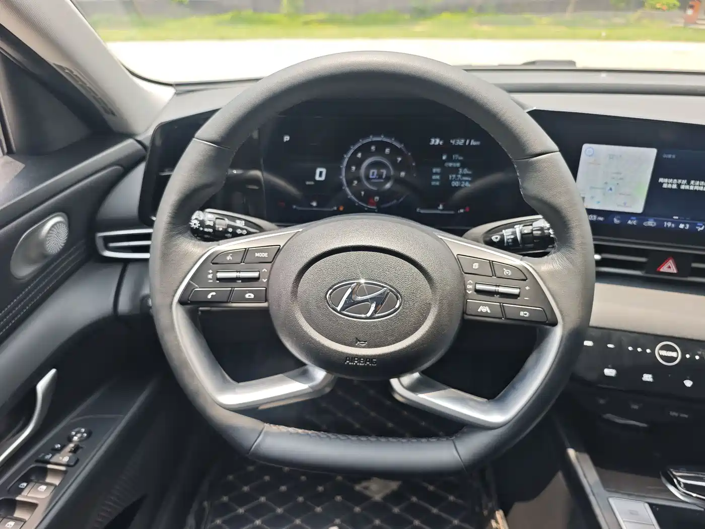 Hyundai Elantra 2022 1.5L CVT LUX Premium Edition фото 16