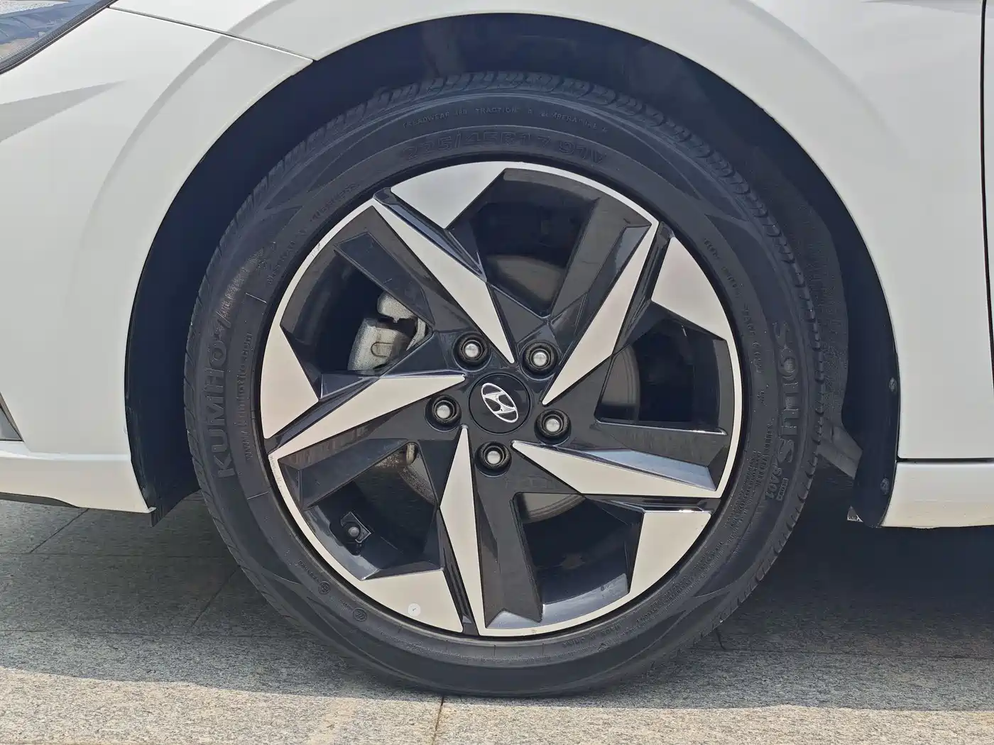 Hyundai Elantra 2022 1.5L CVT LUX Premium Edition фото 10