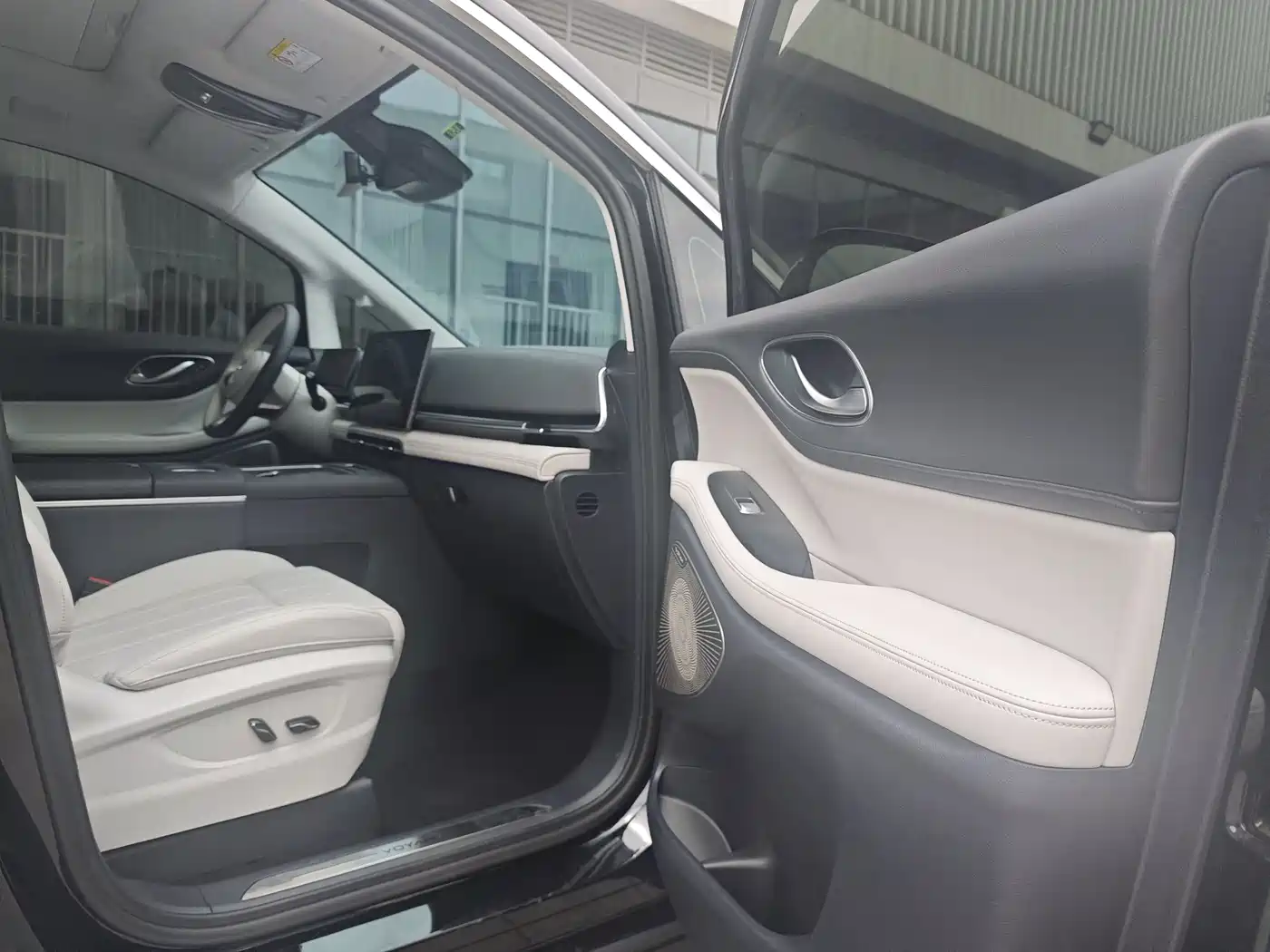 Voyah Auto Voyah Dreamer 2025 PHEV AWD Flagship Qian Kun Edition фото 28