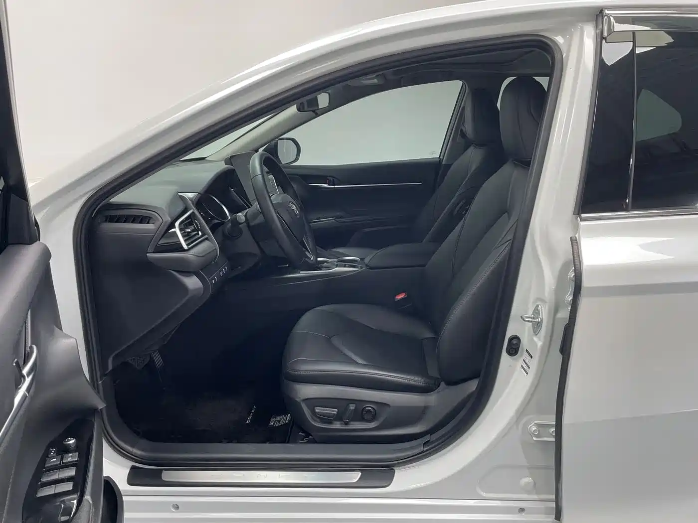 Toyota Camry 2023 2.0G Luxury Edition фото 10