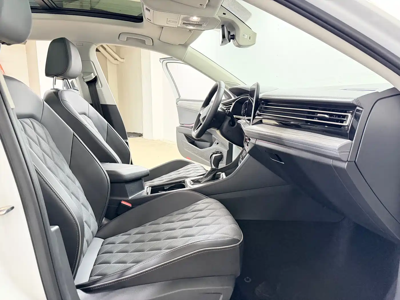 Volkswagen Sagitar 2023 Model Year 280TSI DSG Surpass Edition фото 8