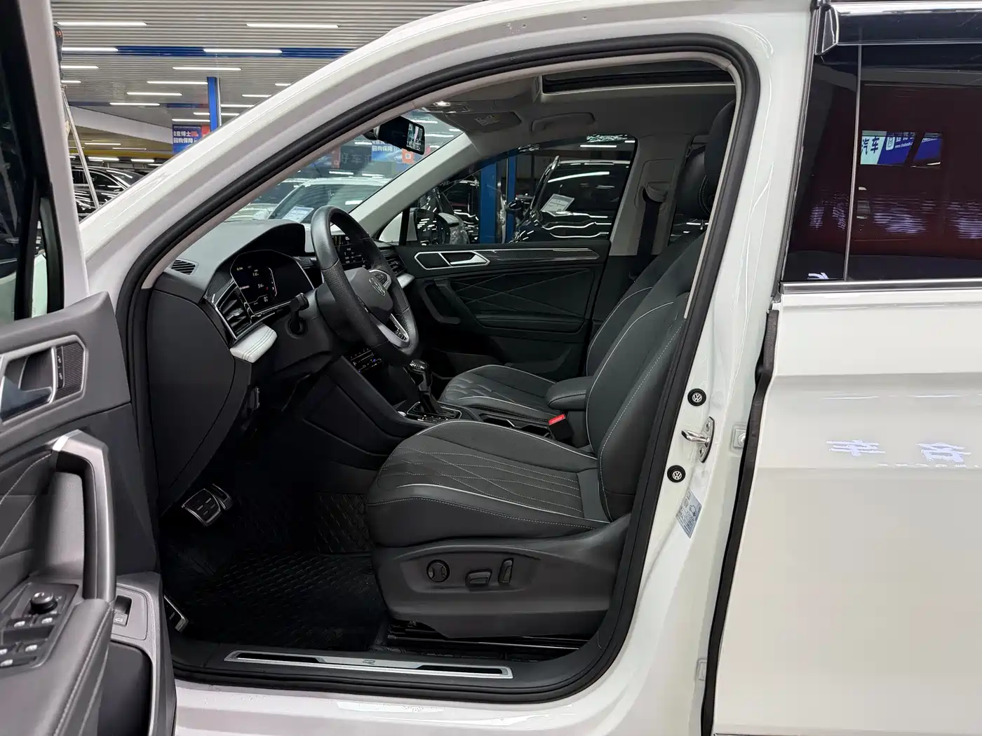 Volkswagen Tiguan L 2024 330TSI Automatic 2WD R-Line Premium Enjoyment Edition фото 6