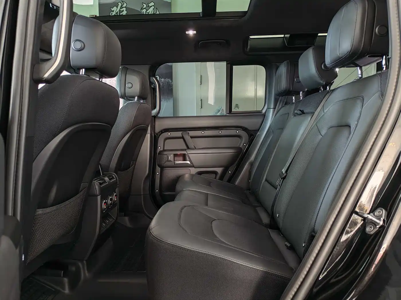 Land Rover Defender 2025 110 3.0T P400 -Dynamic HSE фото 15