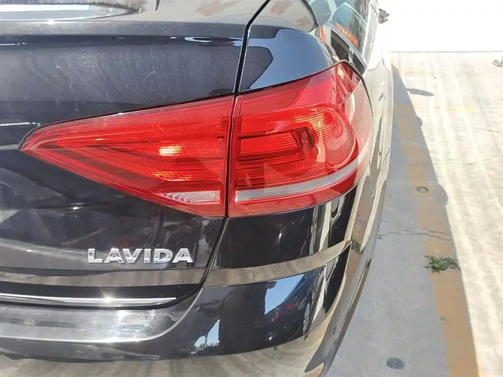 Volkswagen Lavida 2017 1.6L Automatic Comfort Edition фото 8