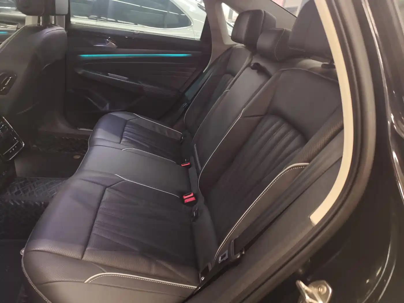 Volkswagen Passat 2023 Facelift 330TSI Luxury Edition фото 8