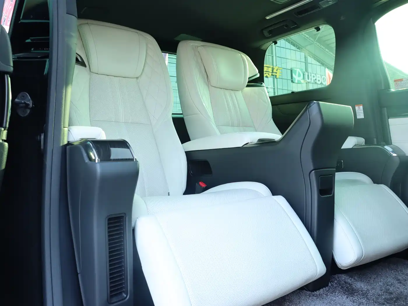 Lexus LM 2020 300h 4-Seat Imperial Edition фото 8