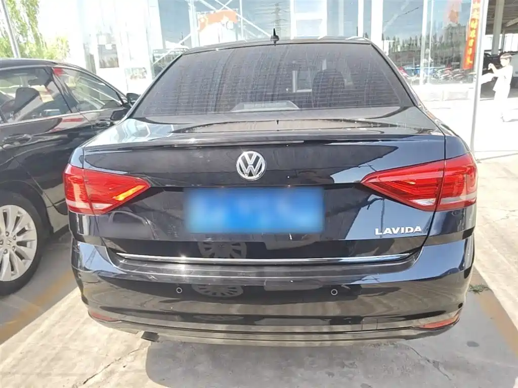 Volkswagen Lavida 2017 1.6L Automatic Comfort Edition фото 6
