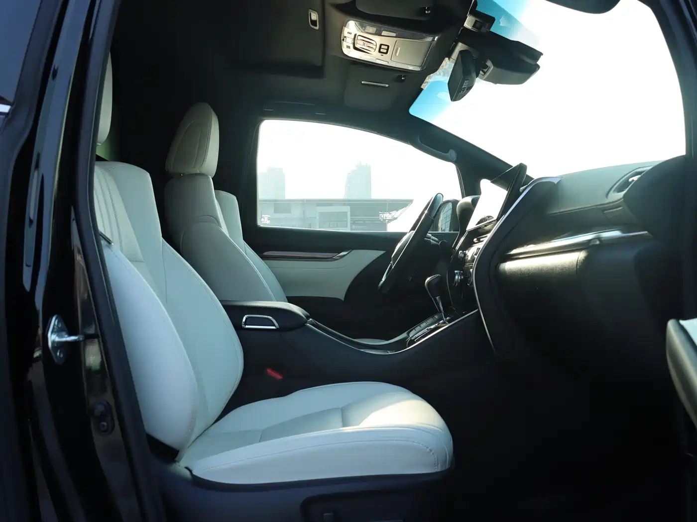 Lexus LM 2020 300h 4-Seat Imperial Edition фото 21