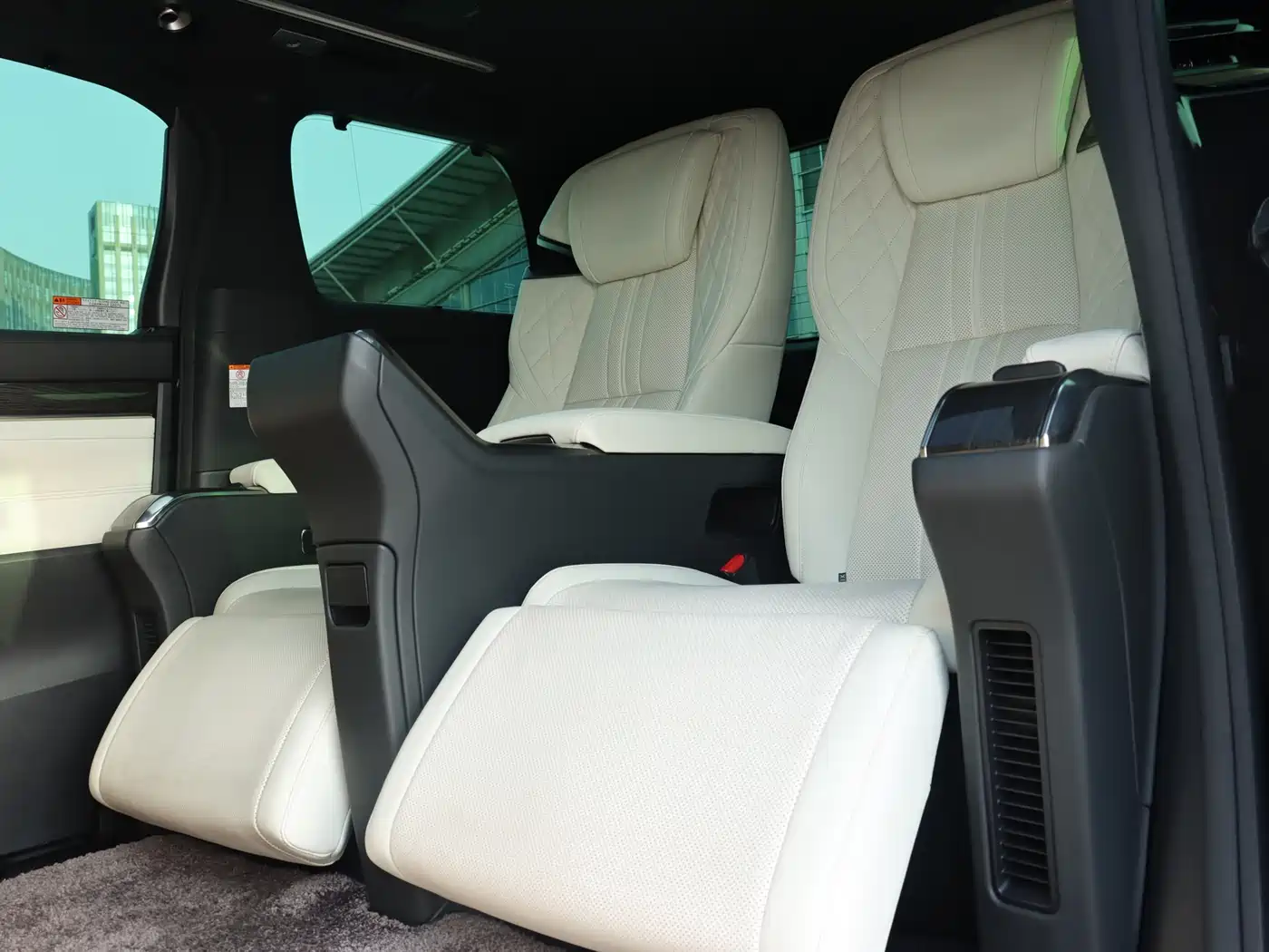 Lexus LM 2020 300h 4-Seat Imperial Edition фото 19