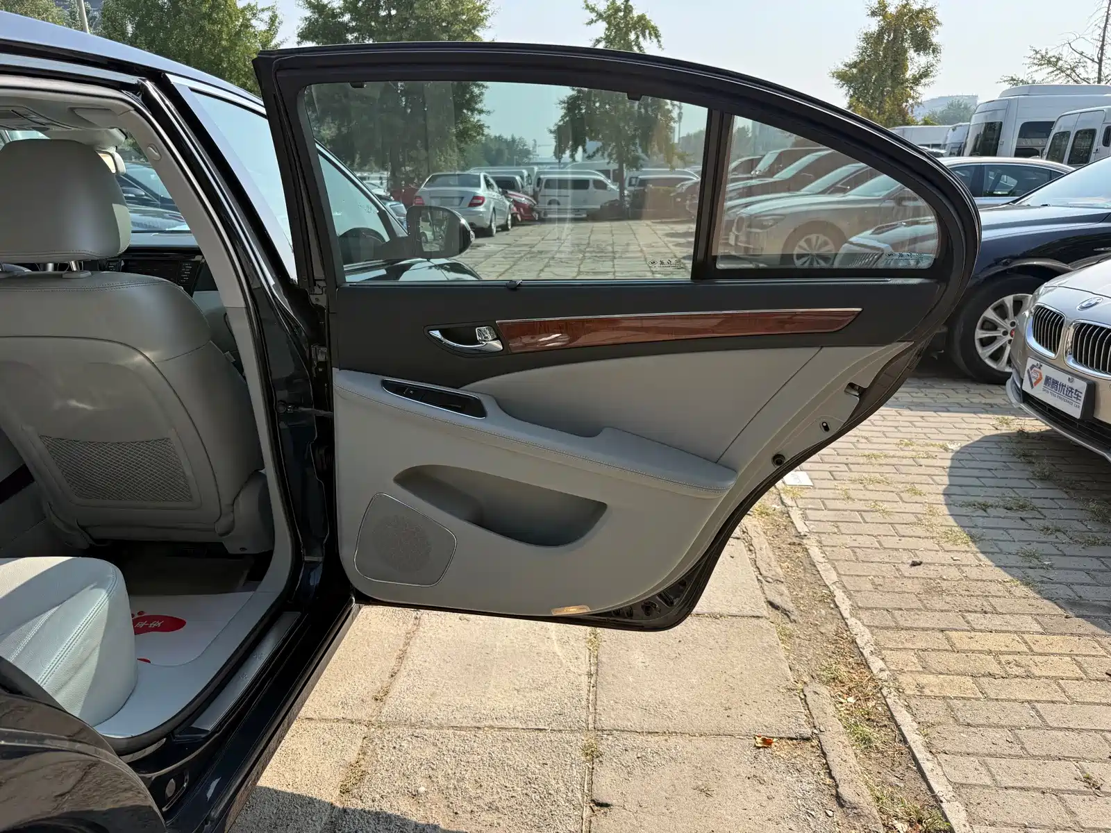 Фото 17 - Hongqi H7