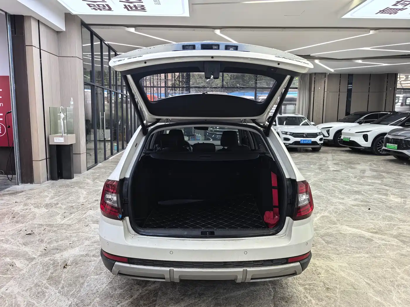 Škoda Octavia 2018 Model Wagon TSI280 DSG Luxury Edition фото 8