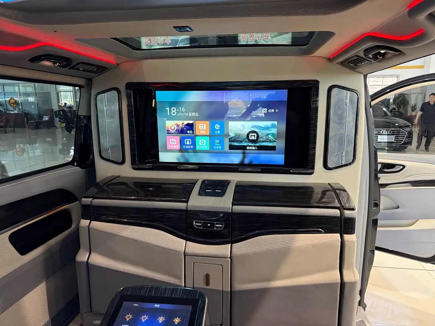 Mercedes-Benz V-Class 2018 V 260 L Premium Long Version China V фото 7