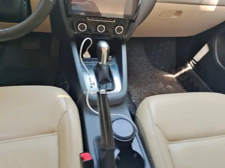 Volkswagen Sagitar 2012 1.6L Automatic Comfort Type фото 16