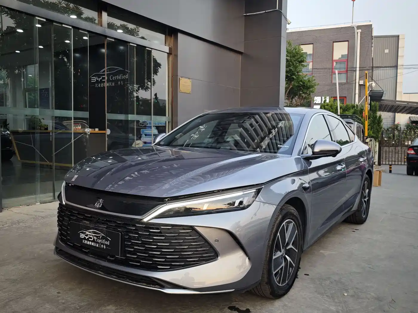 BYD Qin L 2025 DM-i Smart Drive Edition 120KM Surpassing
