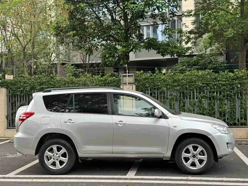Toyota RAV4 Rongfang 2009 2.0L Automatic Classic Edition фото 4