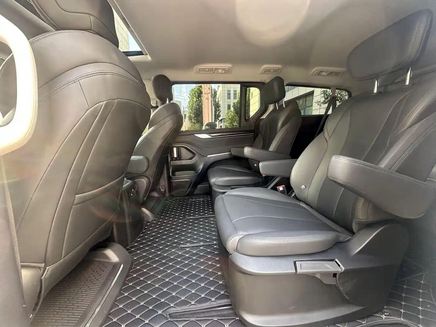 SAIC Maxus Maxus G10 2025 MAX 2.0T Automatic Luxury Edition Diesel 7-Seater фото 16