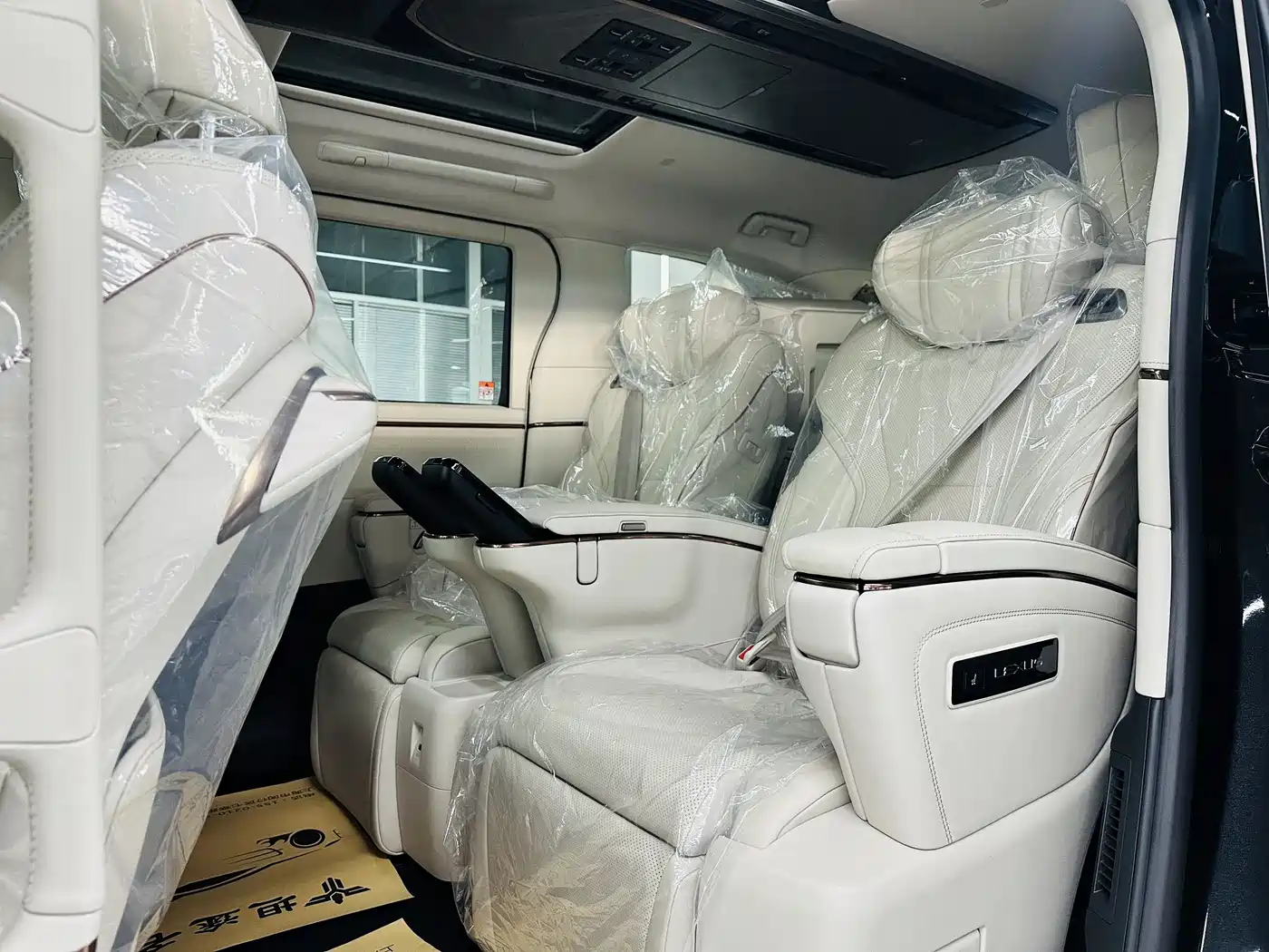 Lexus LM 2025 Model 350h Seven-Seater Elegance Edition фото 5