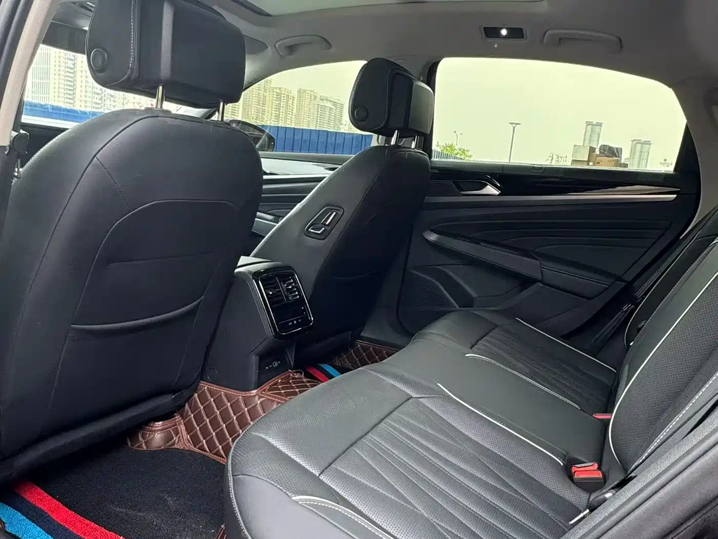 Volkswagen Passat 2022 330TSI Starlight Luxury Edition фото 9
