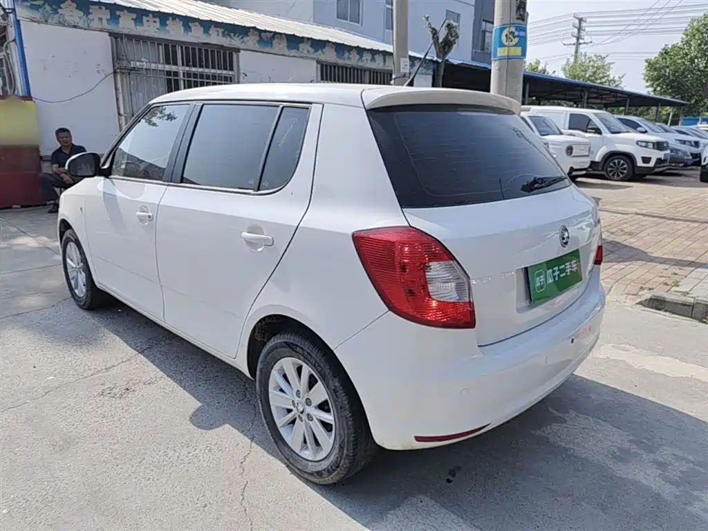 Škoda Fabia 2014 1.4L Manual Crystal Edition фото 5