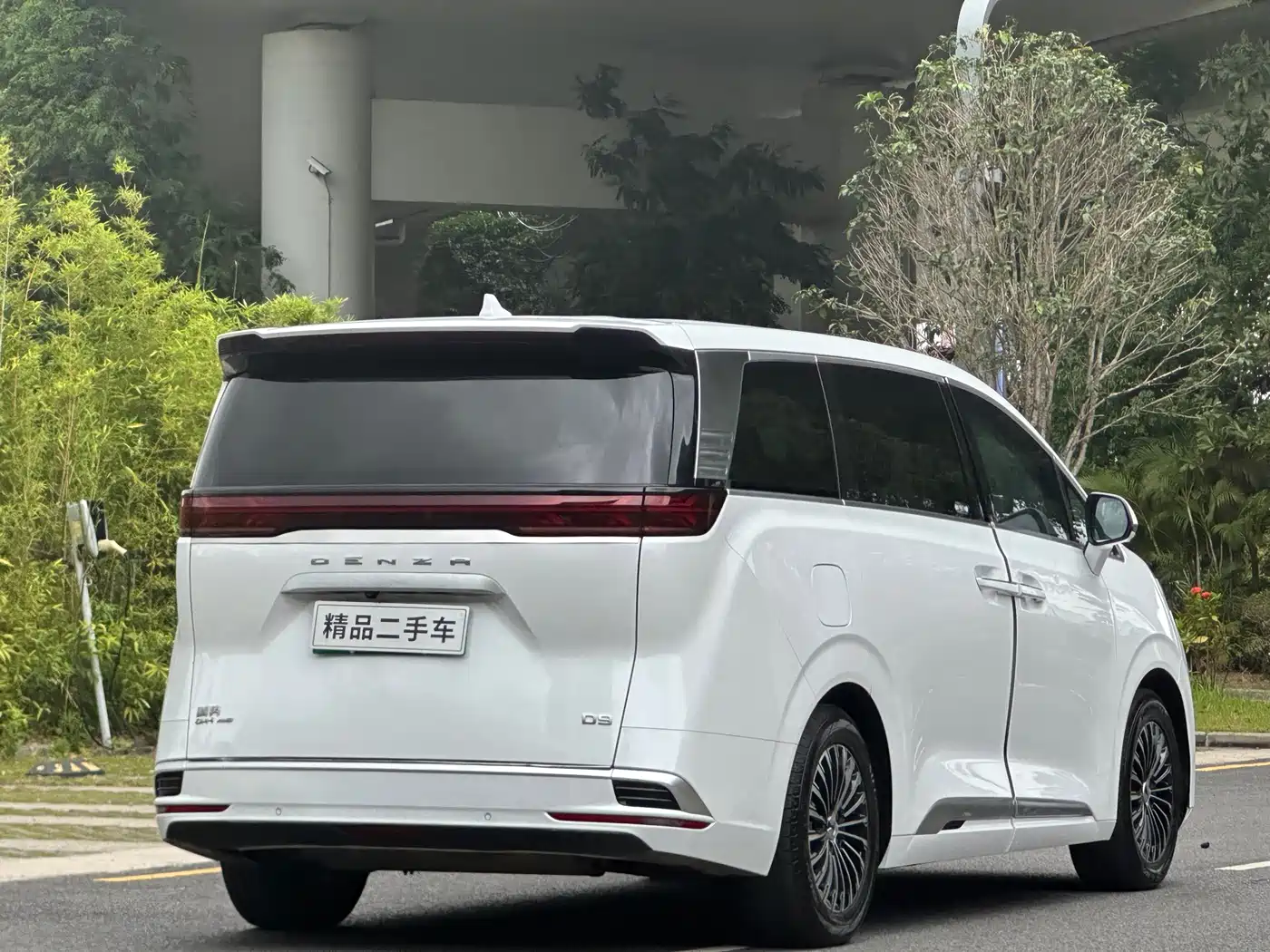 Denza D9 2022 DM-i 970 All-Wheel Drive Honor Edition фото 6