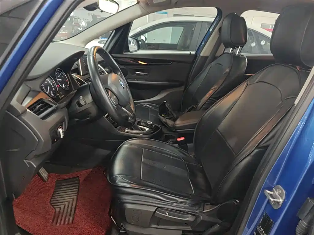 BMW 2 Series Touring 2018 218i Sport Line фото 15