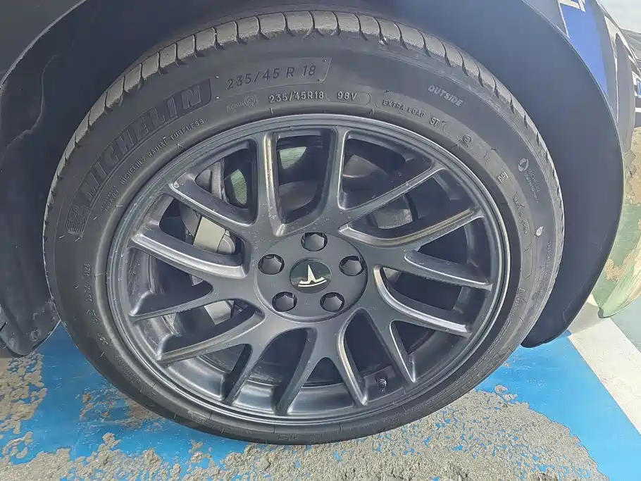 Фото 6 - Tesla Model 3