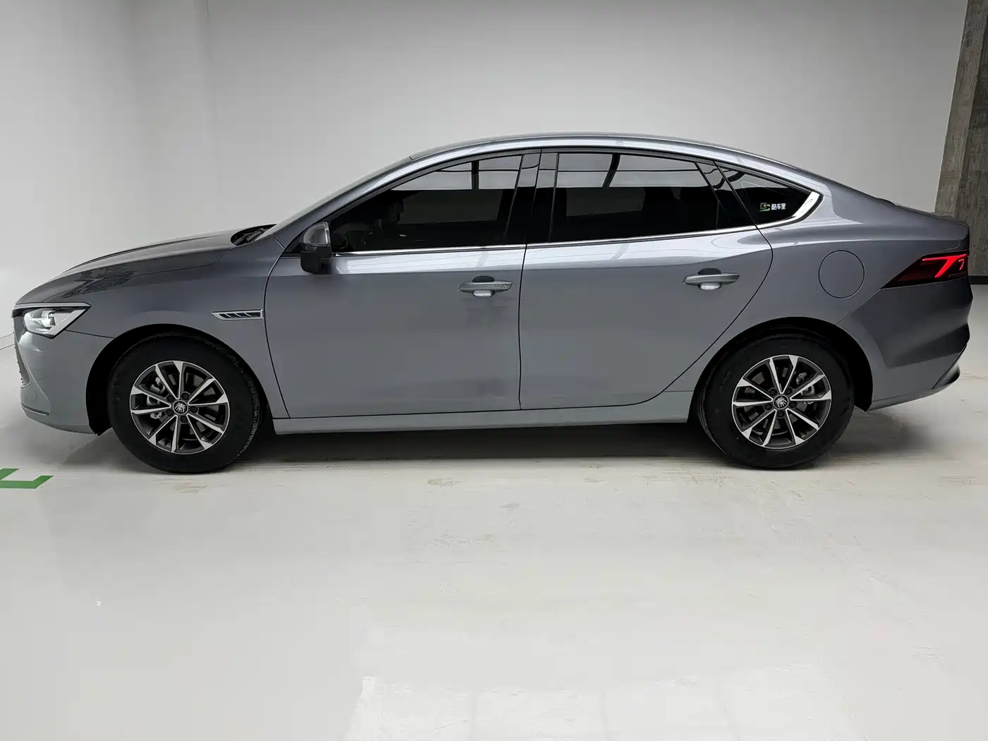 BYD Qin PLUS 2023 Champion Edition DM-i 55KM Leading фото 9