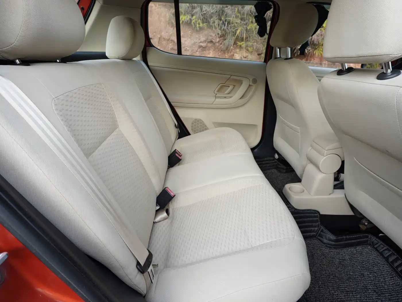 Škoda Fabia 2012 1.4L Manual Crystal Edition фото 13