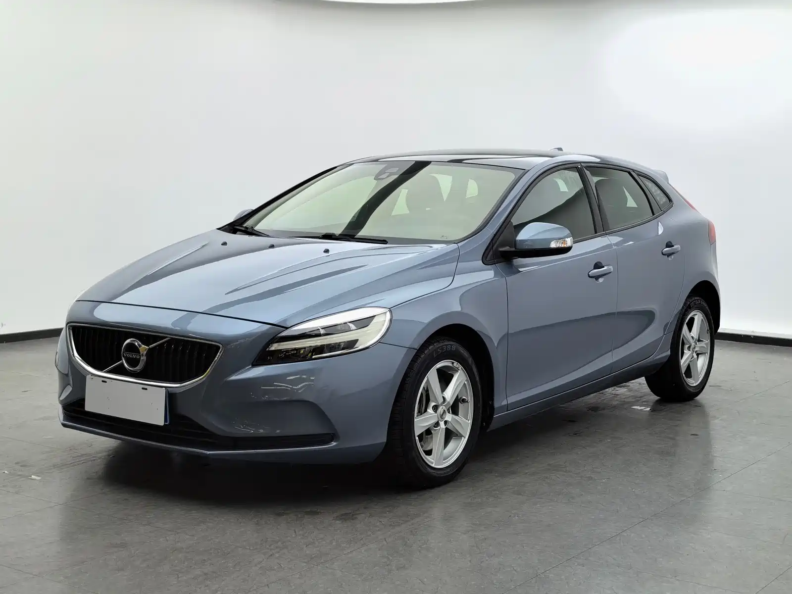 Photo 1 - Volvo V40