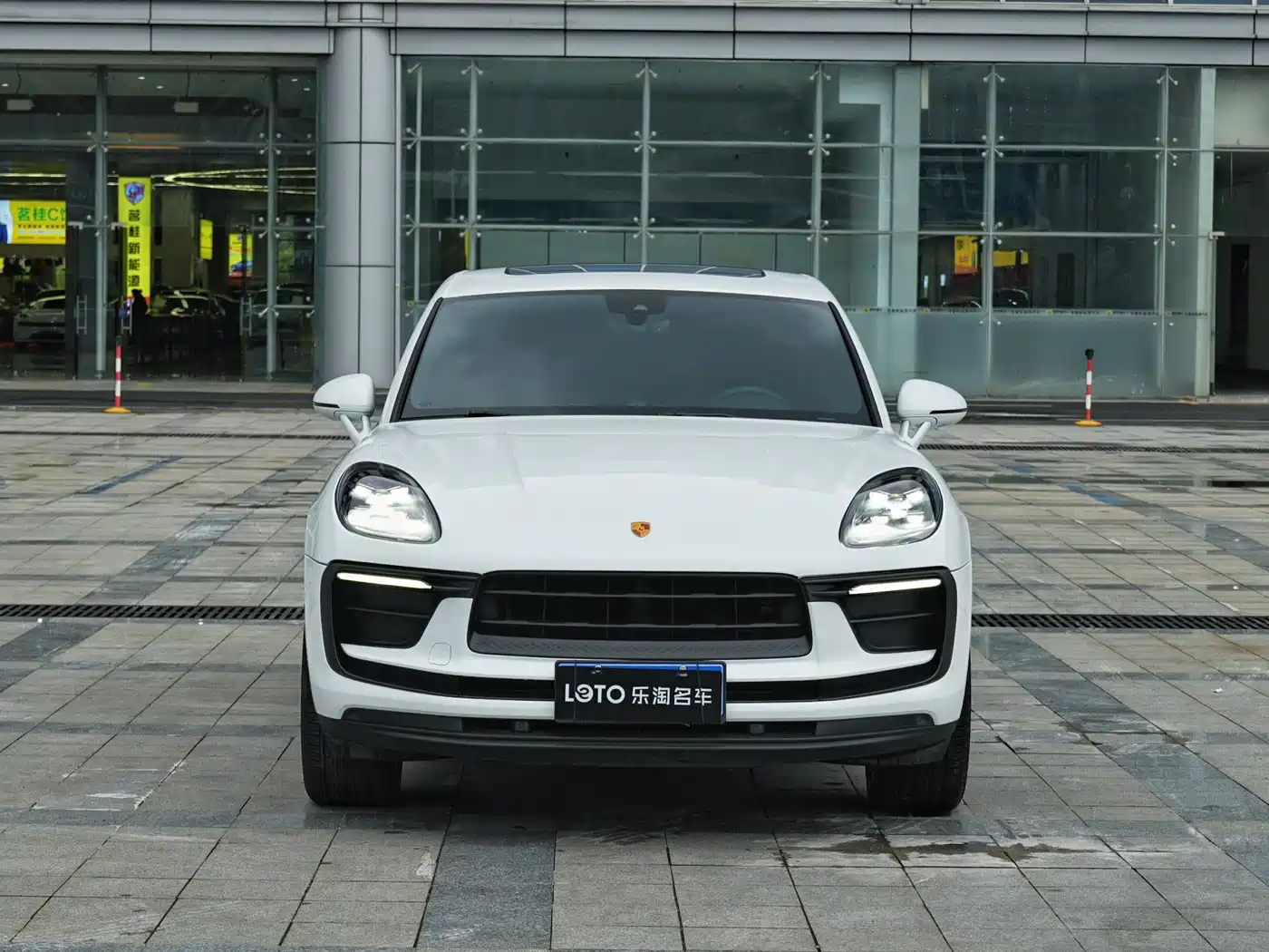 PORSCHE MACAN