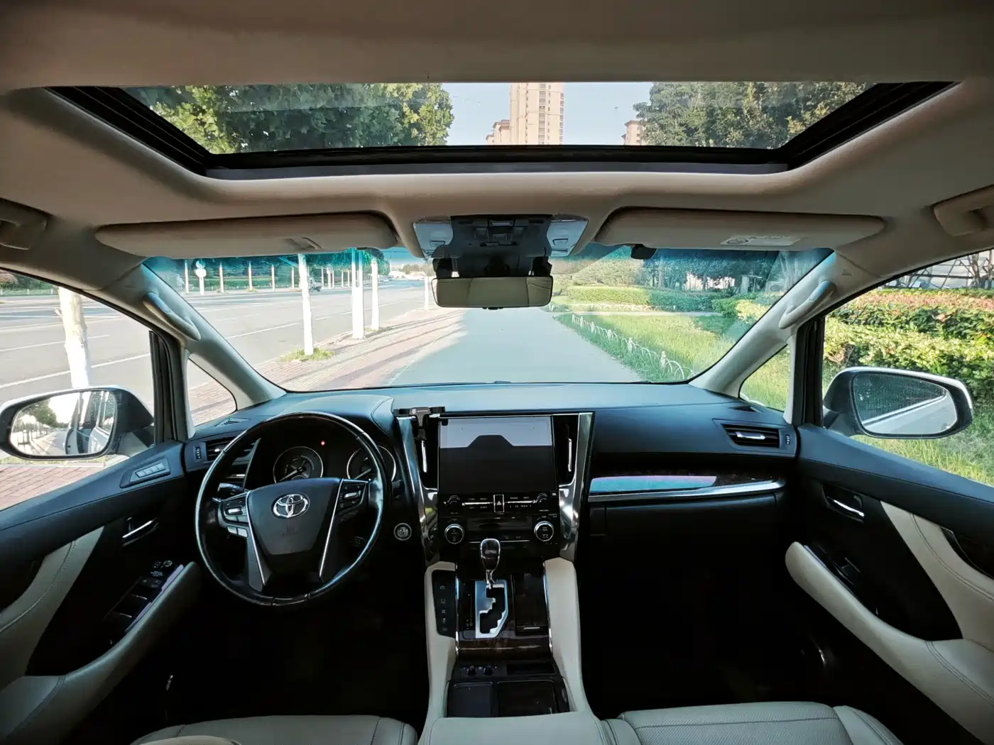 Toyota Alphard 2021 Hybrid 2.5L Luxury фото 5