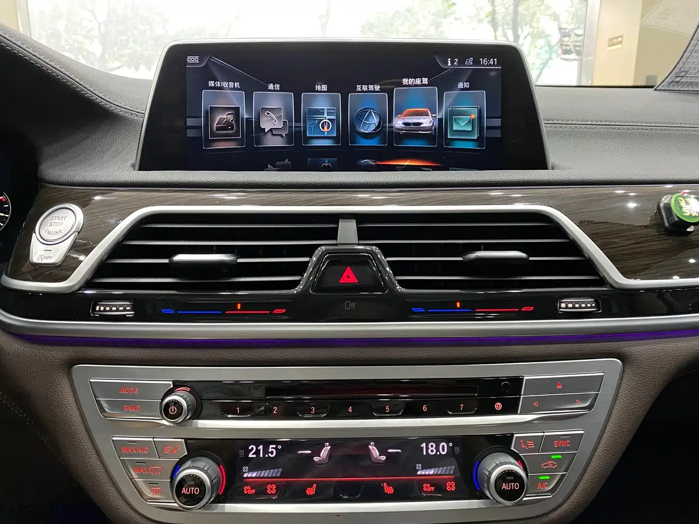 BMW 7 Series 2017 730Li Leading Edition фото 9