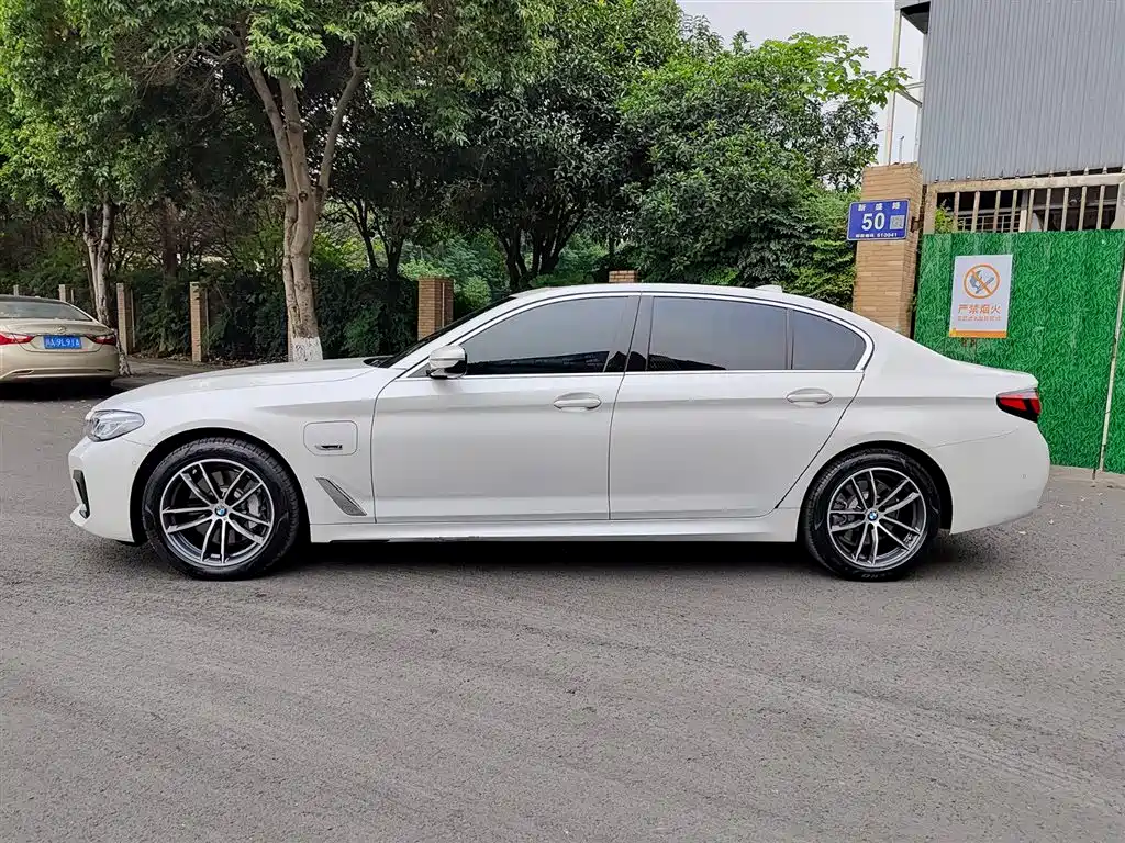 BMW 5 Series New Energy 2022 535Le M Sport Package фото 3