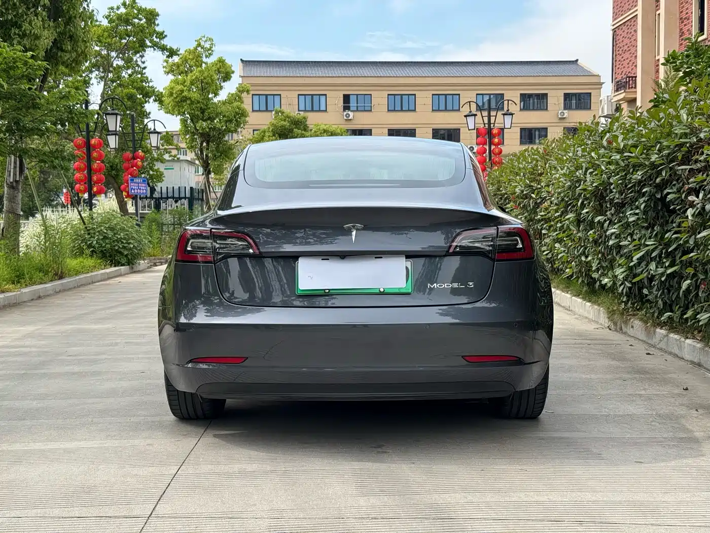 TESLA MODEL 3