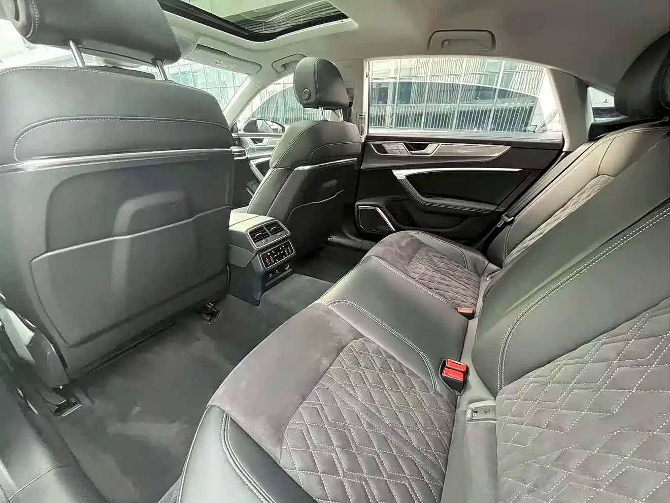 Audi A7L 2024 45 TFSI quattro Premium Luxury фото 10