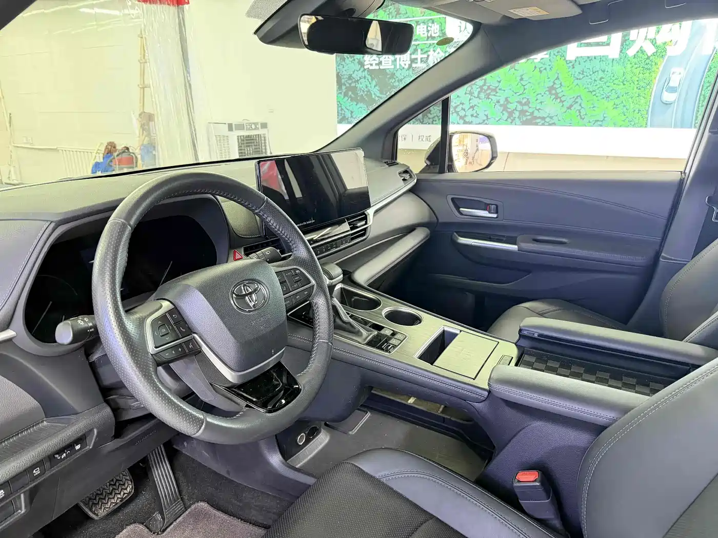 Toyota Sienna 2024 2.5L Hybrid 4WD Premium Edition фото 10