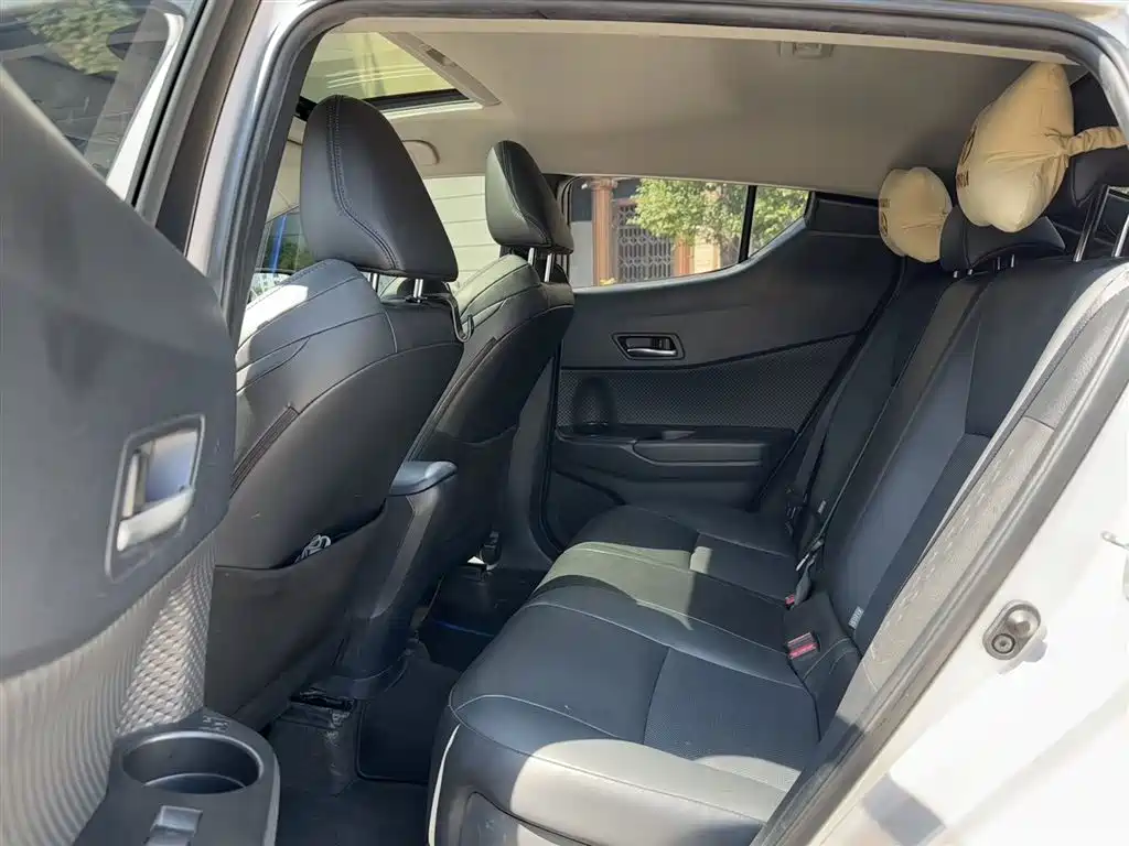 Toyota C-HR 2021 2.0L Luxury Edition фото 9