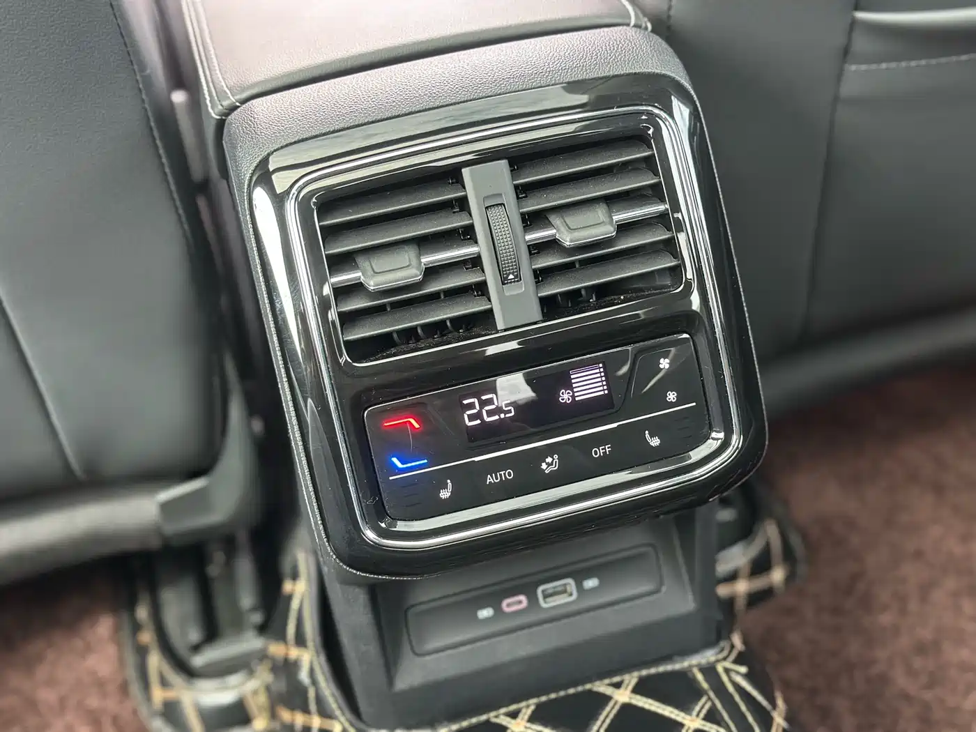 Volkswagen Passat 2023 330TSI Premium Edition фото 20
